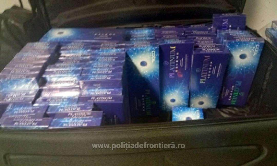 Poliţia de Frontieră: Aproximativ 2.700 pachete cu ţigări, ascunse în bagajele a doi cetăţeni români