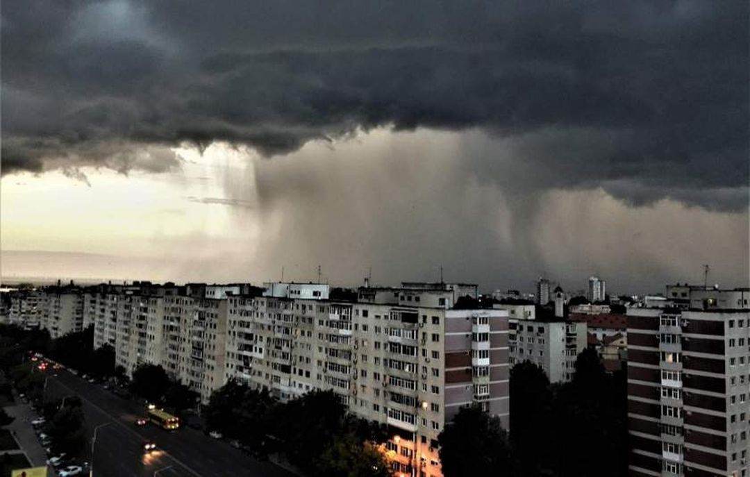 Greenpeace: Numărul alertelor meteo extreme aproape s-a dublat în 2025 faţă de 2019