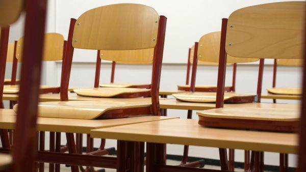 Hundreds of intellectuals demand an end to austerity in education