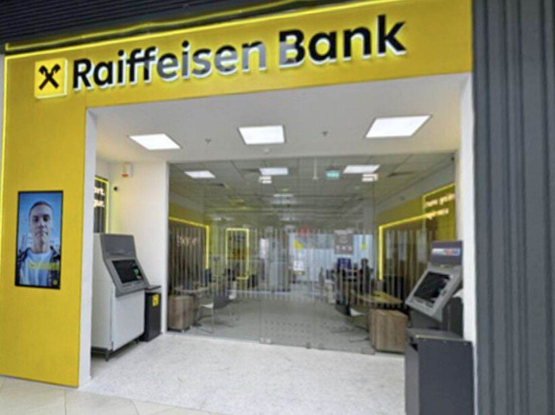 Raiffeisen Bank lansează contul bancar gratuit pentru adolescenţi, cu card, aplicaţie mobilă şi bonus