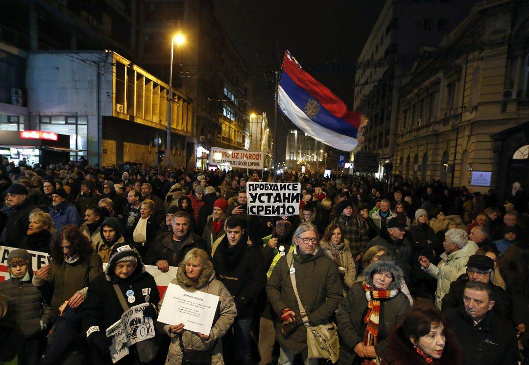 Belgrad: Mii de sârbi protestează, dorind alegeri anticipate