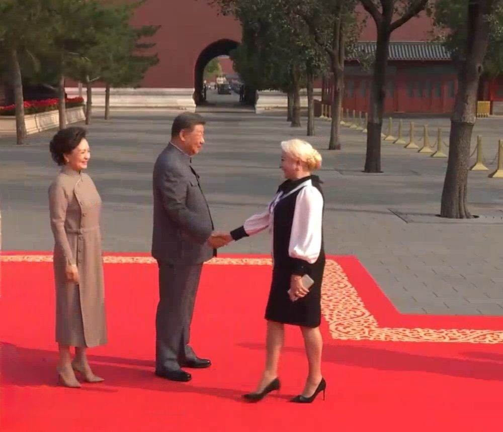 Ambasada Chinei mulţumeşte lui Adrian Năstase şi Vioricăi Dăncilă pentru participarea la parada de la Beijing
