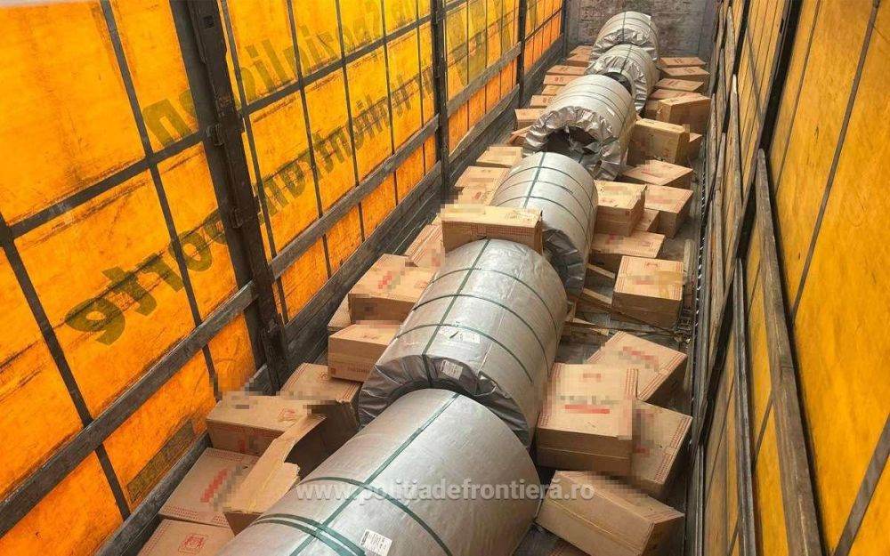 Poliţiştii de frontieră au descoperit 480.000 de ţigarete ascunse într-un camion la Negru Vodă