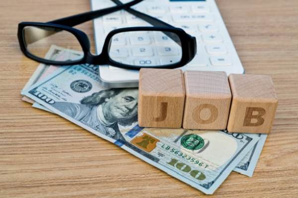 INS: Câştigul salarial mediu net a scăzut uşor în iulie, la 5.517 lei