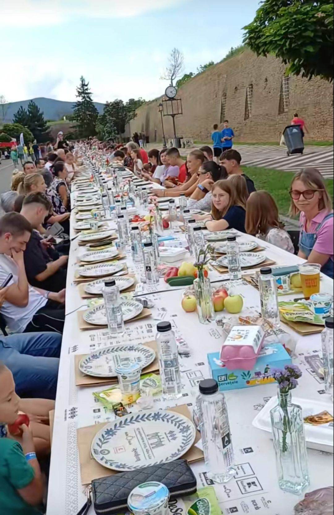 "Masa care uneşte”: Alba-Iulia stabileşte un record mondial cu cea mai lungă masă din lume