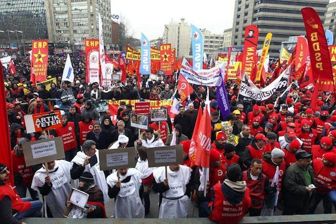 Zeci de mii de persoane participă la o manifestaţie a opoziţiei în Ankara