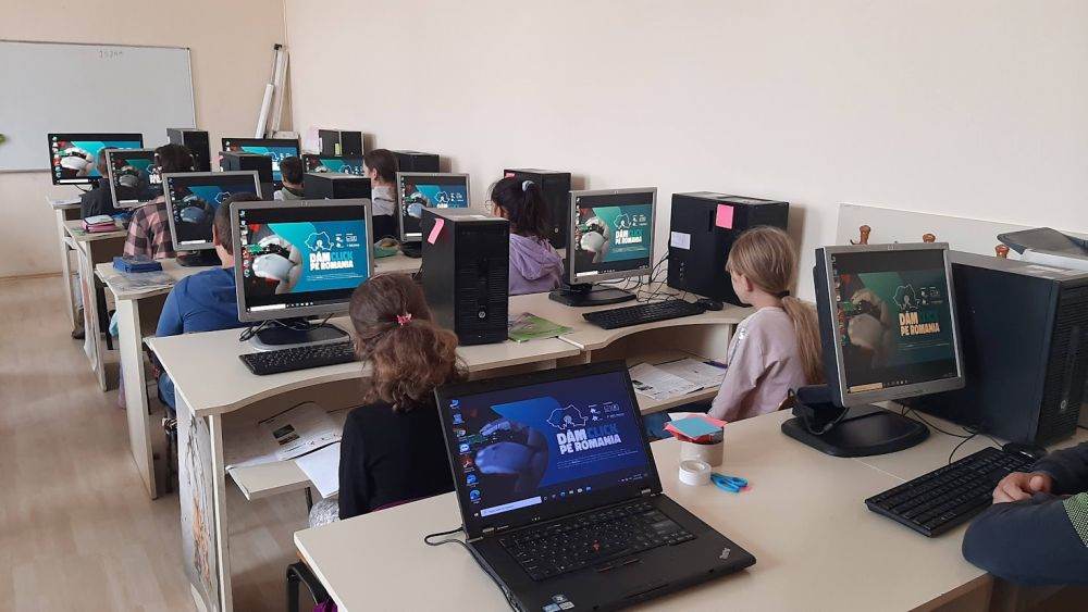 Şcolile şi ONG-urile din comunităţi vulnerabile pot primi calculatoare recondiţionate 