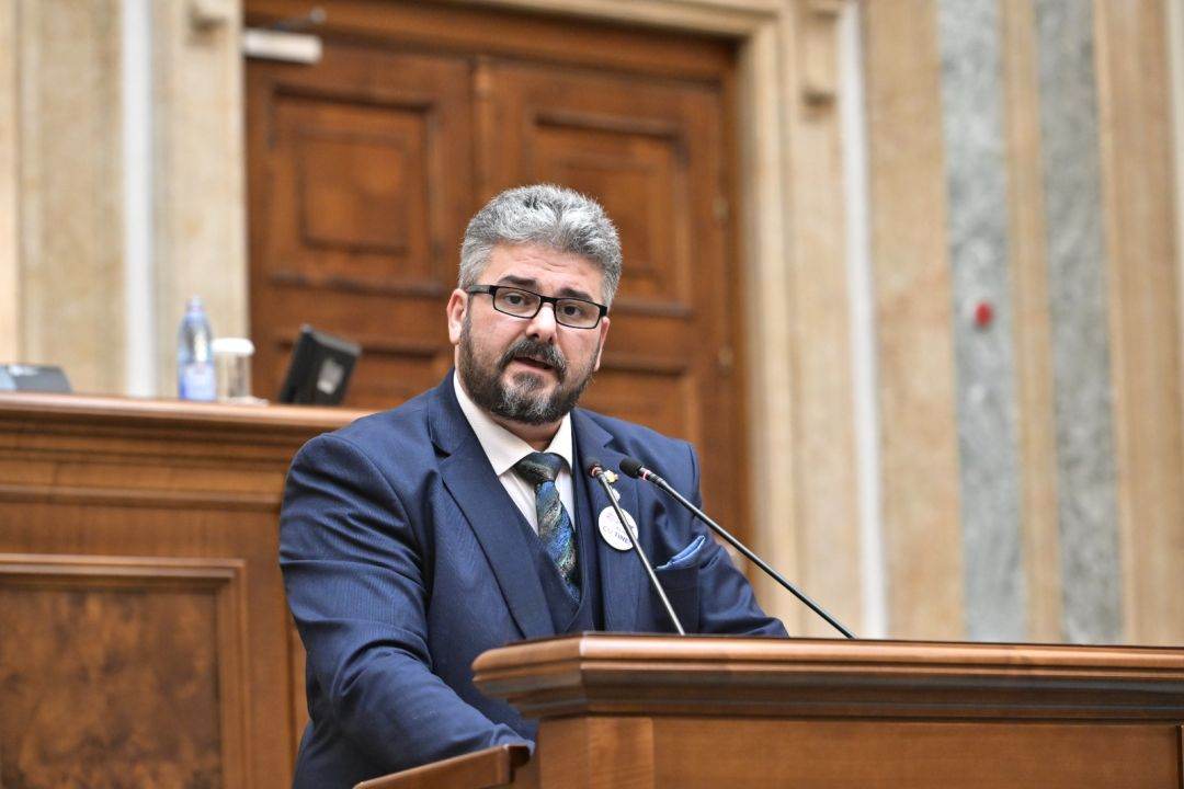 Gheorghe Vela (POT): Ministrul Educaţiei a afectat în mod direct profesorii, elevii şi studenţii