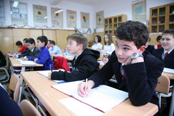 Raport UNICEF: Elevii de gimnaziu, expuşi riscurilor emoţionale şi vulnerabilităţilor psihologice