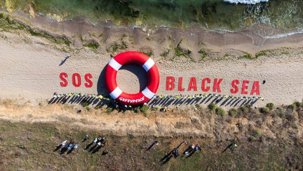 Protest cu zeci de activişti Greenpeace pe plaja din Vama Veche