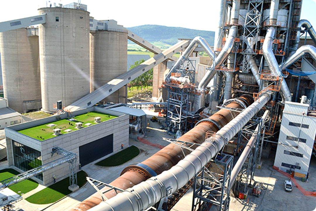Schneider Electric şi Holcim accelerează digitalizarea industriei cimentului la Aleşd prin mentenanţă predictivă bazată pe AI