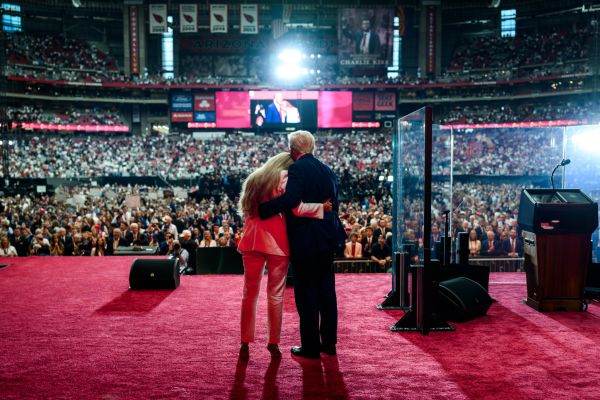 Discursul lui Donald Trump este elocvent: „Charles James Kirk a fost ucis cu sânge rece de un monstru radicalizat, pentru că a spus adevărul din inima sa. A fost ucis violent pentru că a vorbit despre libertate şi dreptate pentru Dumnezeu. A fost asasinat pentru că a trăit cu curaj. A condus cu îndrăzneală şi a argumentat strălucit fără scuze. A făcut ceea ce era corect pentru naţiunea noastră. A fost un misionar cu un spirit nobil şi un scop măreţ. (...) Nu-şi ura adversarii. Îşi dorea ce e mai bun pentru ei. Aici nu am fost de acord cu Charlie. Îmi urăsc adversarii şi nu îmi doresc ce e mai bine pentru ei. (Sursa foto: facebook / The White House)