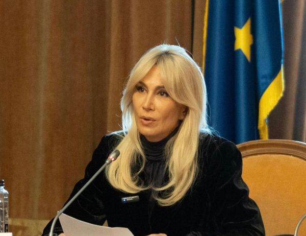„Am depus un proiect de lege prin care, pe lângă contribuţia obligatorie de 4,75% pe care o au angajatorii de a contribui la Pilonul II de pensii, să poată, opţional, să vireze, în plus pe lună, până la 150 de euro deductibili, în contul de pensii din Pilonul II. Această sumă va fi, aşa cum am spus, deductibilă fiscal”, a declarat Raluca Turcan. (Sursa foto: facebook / Raluca Turcan)