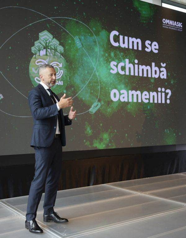 Mihai Tecău a afirmat: ”Pandemia a fost un moment în care, undeva, s-a rupt ritmul, s-au făcut mai repede anumite lucruri, s-a trecut în zona de digital şi s-a pus accentul pe inovaţie. Acum s-a pierdut puţin din viteza care era destul de mare. Totuşi, ne reîntoarcem la oameni, pentru că noi lucrăm cu oameni şi prin oameni. Digitalul nu poate să acopere nevoia de interacţiune cu clientul". 