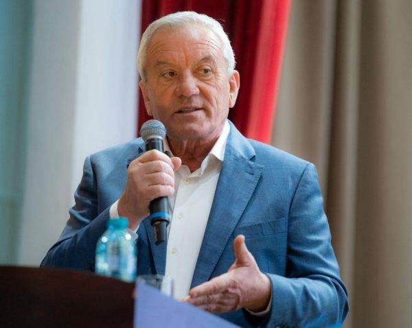 Primarul municipiului Buzău, Constantin Toma: „Nu este o reformă, ci o cosmetizare. Dacă aplicăm şi 45% reducere, la Buzău nu se schimbă nimic. Noi deja funcţionăm cu deficit de personal. Singurii afectaţi ar putea fi poliţiştii locali contractuali, dacă se aplică regula cu un poliţist la 1.200 de locuitori".