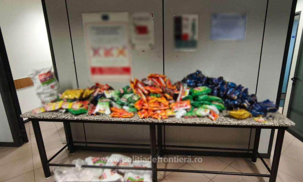 Peste 110 kg de tutun şi zeci de mii de ţigarete nedeclarate, descoperite pe Aeroportul Henri Coandă