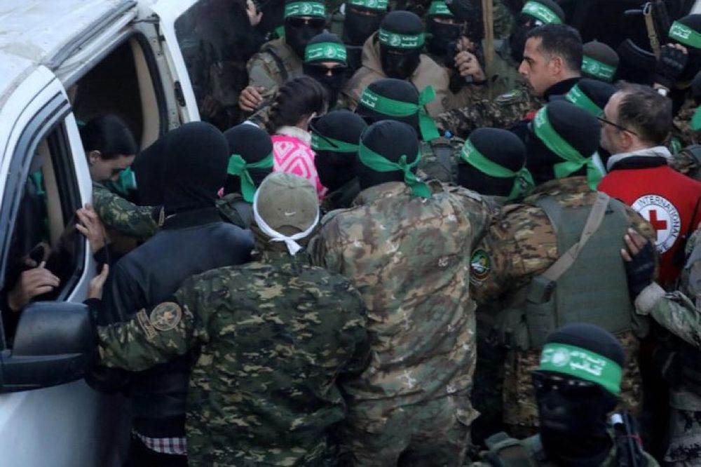 Israel afirmă că unul dintre cele patru corpuri predate de Hamas nu aparţine niciunui ostatic