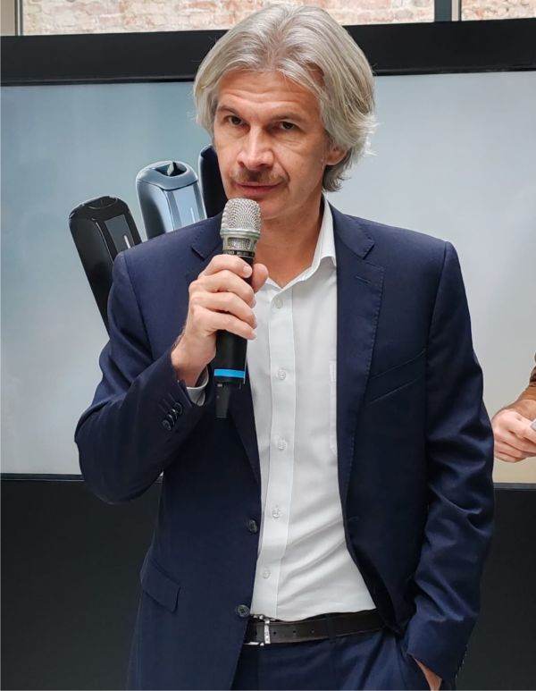 Alexander Pitchka, General Manager JTI Romănia, Moldova şi Bulgaria,a precizat: „Această lansare marchează un moment de referinţă înparcursul nostru de succes. Prin introducerea celui mai avansatdispozitiv din portofoliul nostru global pentru consumatorii adulţi dinRomânia, ne reafirmăm angajamentul de a ne depăşi limitele. Acestmoment reflectă, de asemenea, valorile care ne ghidează modul de aface business - angajamentul faţă de sustenabilitate, respectul pentruconsumatorii adulţi şi libertatea lor de alegere. Ne mândrim cucontribuţia la construirea unui viitor mai bun, în care inovaţia se îmbină armonios cu dezvoltarea durabilă”.