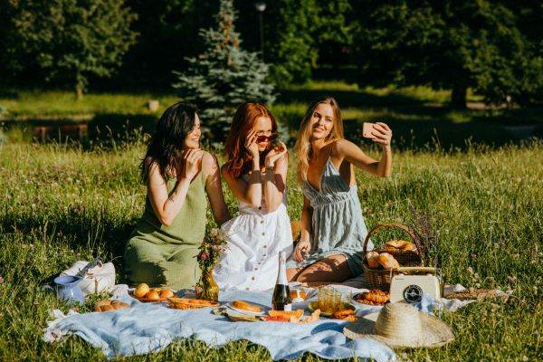 Evolution of the species: women live longer than men