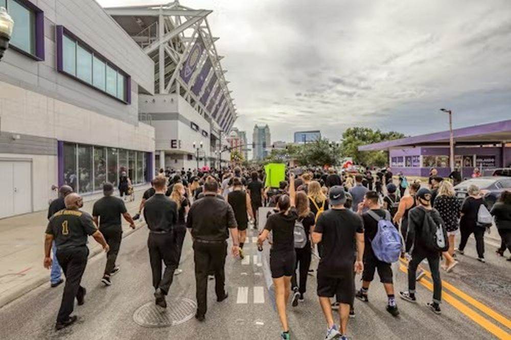 Proteste în urma încheierii turului efectuat de activiştii lui Charlie Kirk 