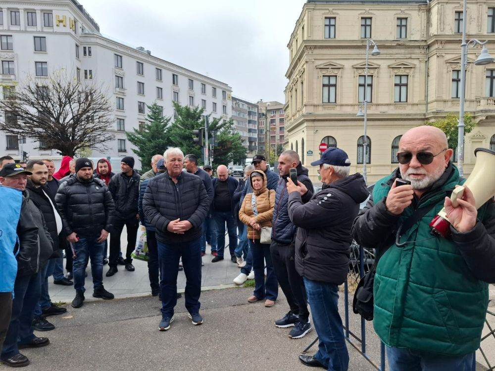 Sindicatele din apărare au protestat în faţa Ministerului economiei