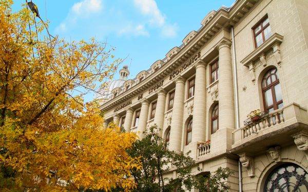 ASE climbs to the top of the world's universities in the field of Economics