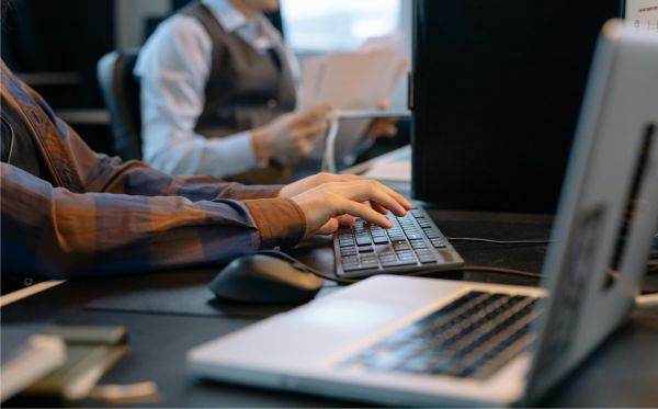 Studiu: Digitalizarea este văzută ca o soluţie-cheie pentru eficienţă şi transparenţă