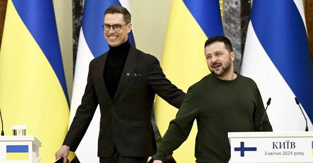 Alexander Stubb (stânga) şi Volodimir Zelenski (dreapta)