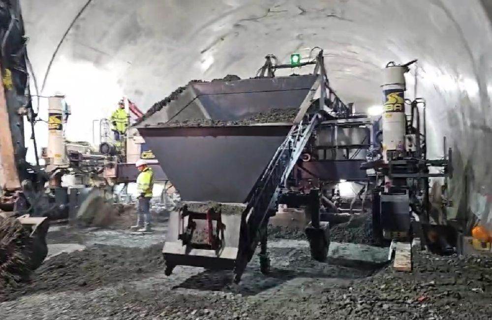 Turnarea betonului rutier a avansat în tunelul Momaia de pe Autostrada Sibiu-Piteşti