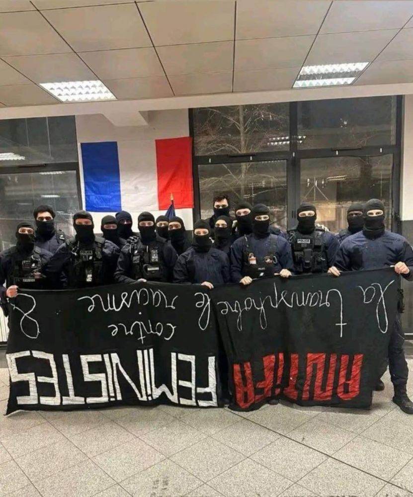 Poliţişti din Paris, anchetaţi după ce au pozat cu un banner feminist confiscat şi întors cu susul în jos