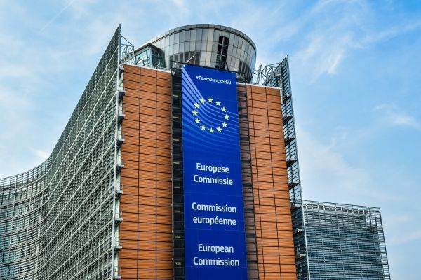 Comisia Europeană stimulează interconectivitatea energetică prin sprijinirea a 235 de proiecte transfrontaliere