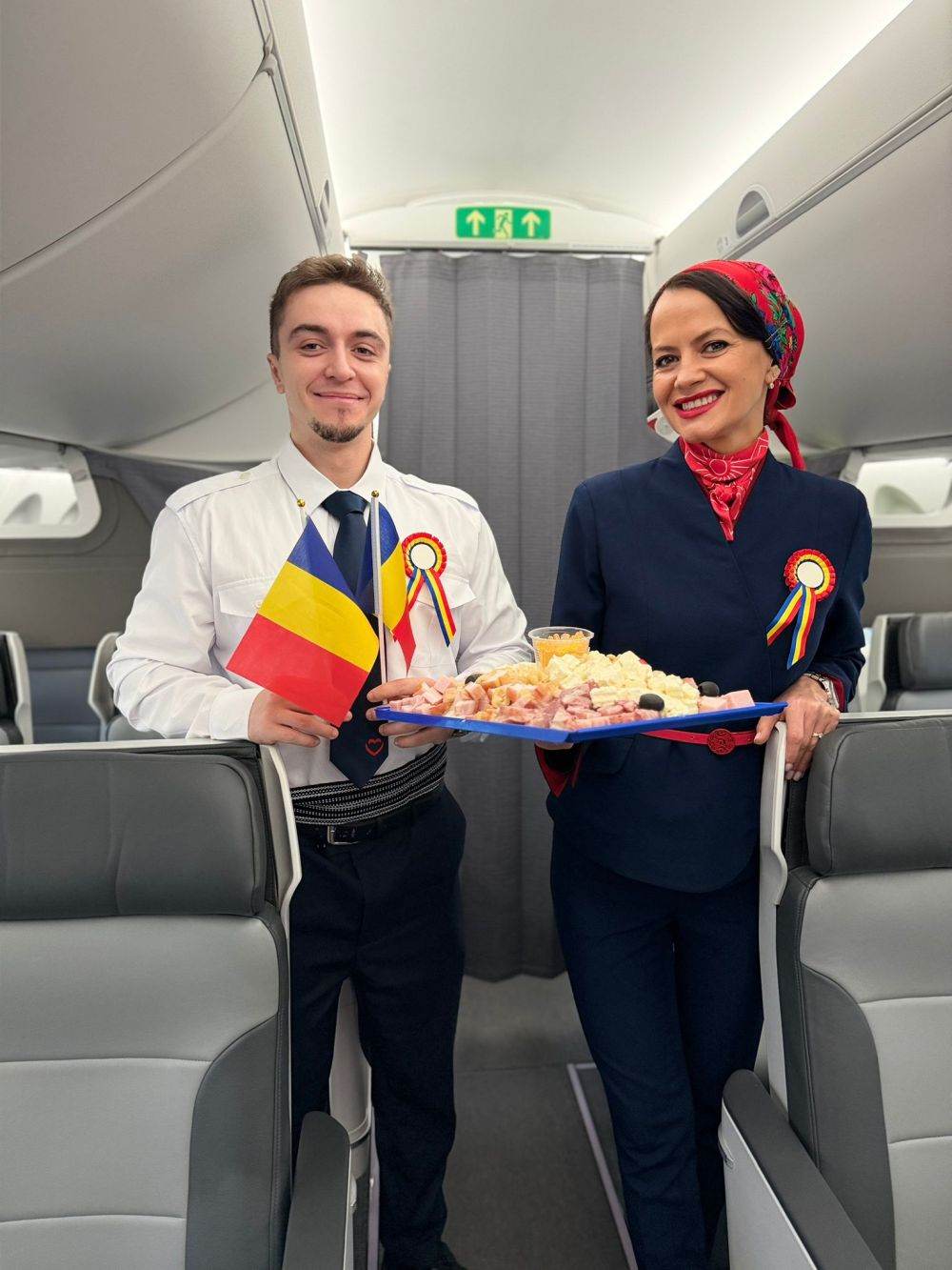 Pasagerii AnimaWings au sărbătorit Ziua Naţională în zbor, cu meniuri tradiţionale servite la 10.000 de metri altitudine