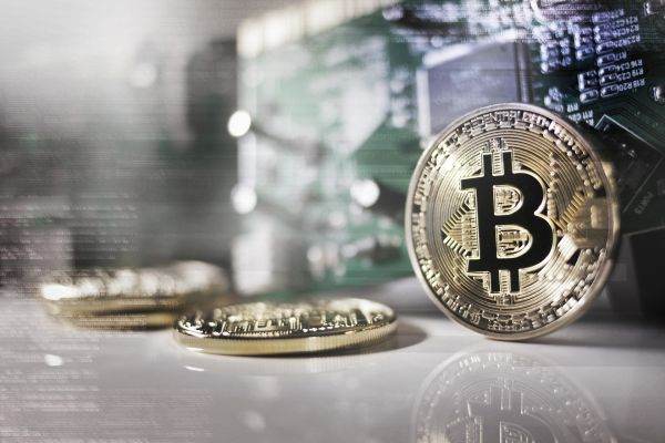 Bitcoin se află sub semnul ”ursului”; Ce anticipează experţii 