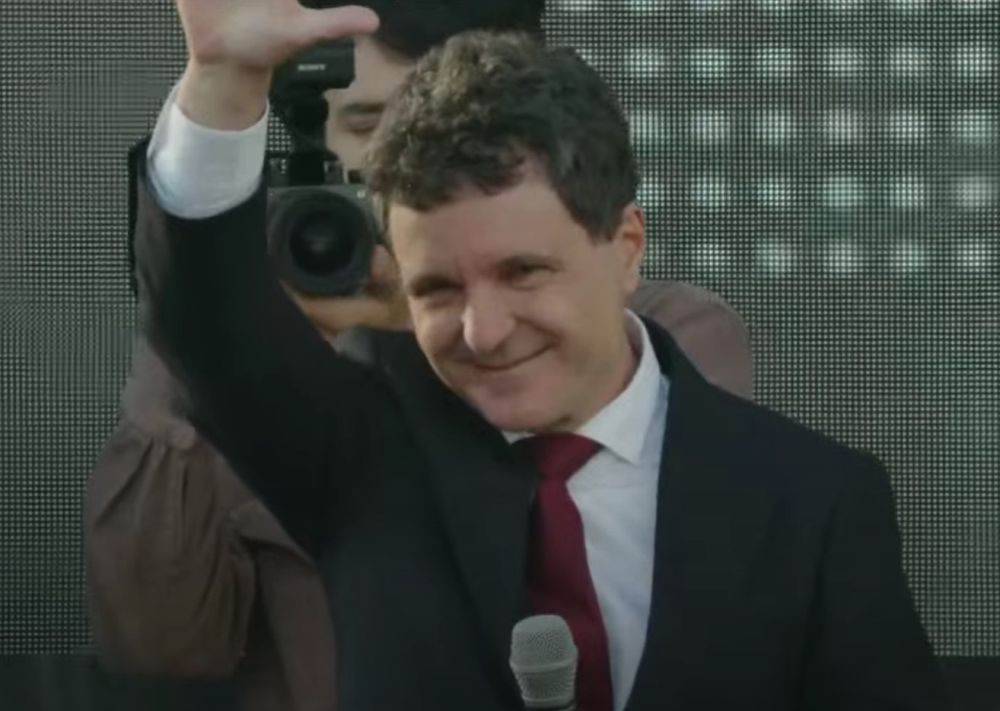 Nicuşor Dan a cerut intensificarea dialogului cu diaspora în vizita sa din Franţa