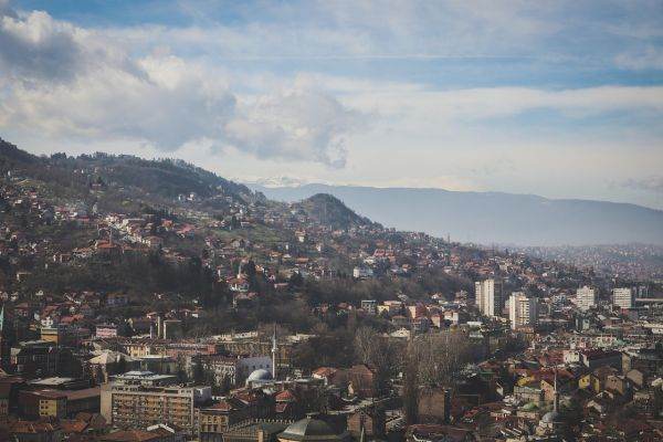 Sarajevo impune restricţii de trafic după ce a fost clasat drept cel mai poluat oraş din lume
