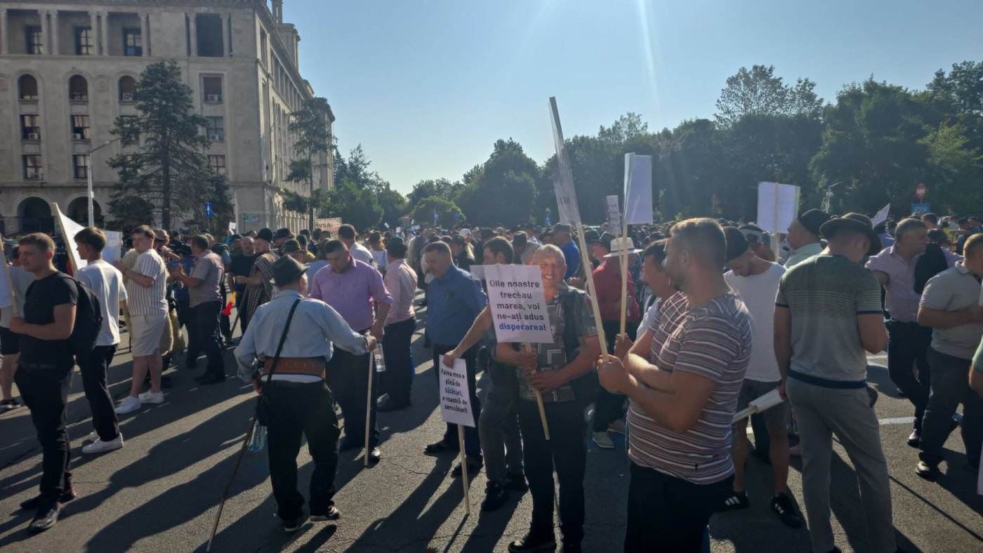 Îmbrânceli între jandarmi și oieri, la protestul din Piața Presei Libere