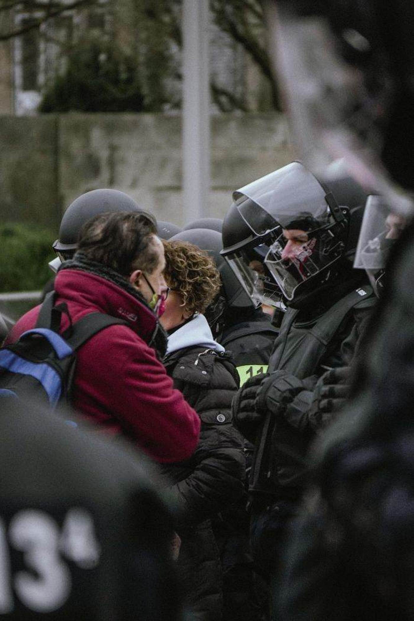 Jandarmii fac apel la calm și în îndeamnă pe manifestanți să coopereze cu forțele de ordine