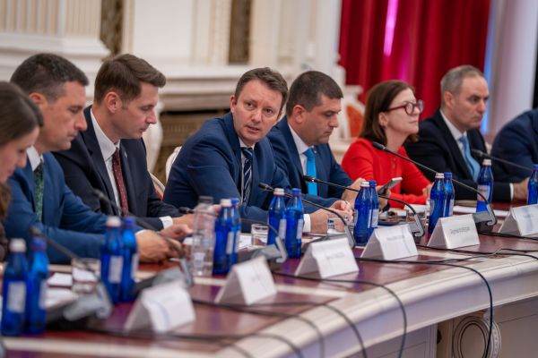The Mureșan Cabinet faces the investiture vote