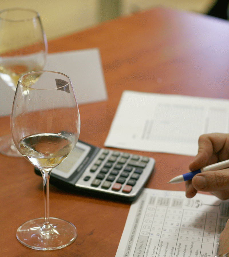 Concurs de vin cu sticle de pe rafturile magazinelor