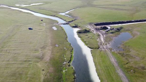 Buzău: Autorităţile de mediu, în alertă. Un râu s-a făcut alb ca laptele