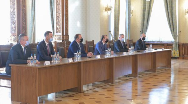 Klaus Iohannis are consultări cu partidele parlamentare pentru desemnarea candidatului la funcţia de prim-ministru