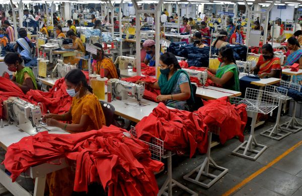 Exporturile Indiei de textile şi artizanat ating un nou record de 44 de miliarde de USD în exerciţiul financiar 2021 - 2022