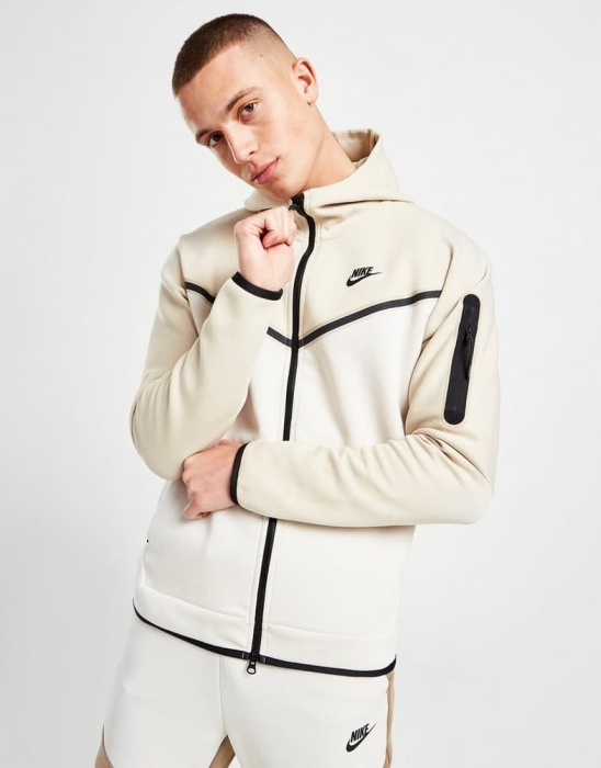 Bluze de trening de la Nike - un element clasic pentru garderoba ta streetwear
