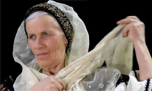 "Nu orice cămaşă tradiţională este ie; Ia este supremă şi o purtăm la momentele de mare sărbătoare"